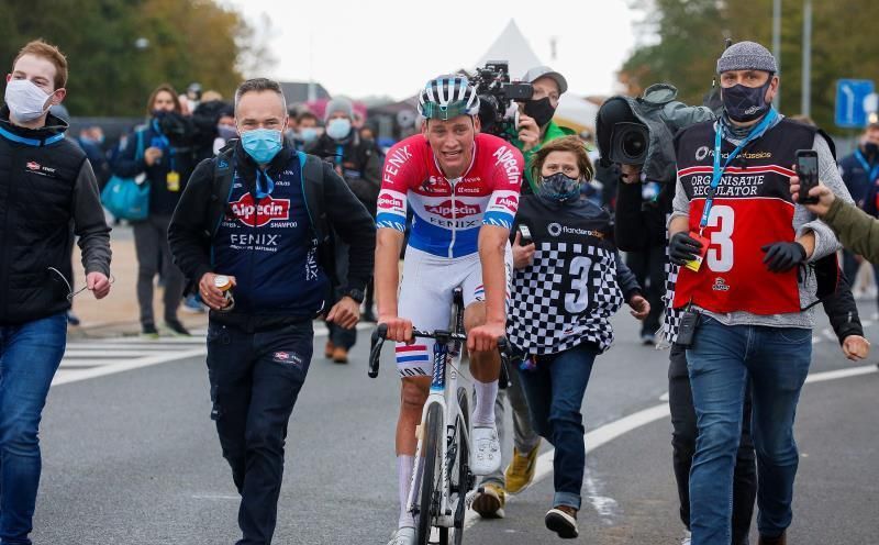 Van der Poel gana a Van Aert el mano a mano por el último monumento
