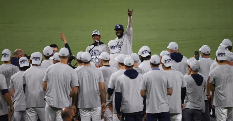 Los Rays van a la Serie Mundial; los Dodgers empatan la serie a los Bravos