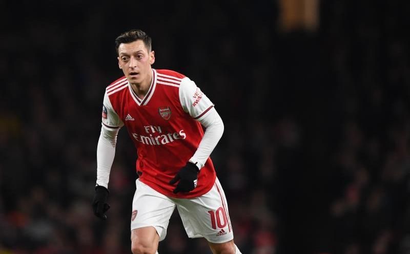 Özil acusa al Arsenal de "desleal"