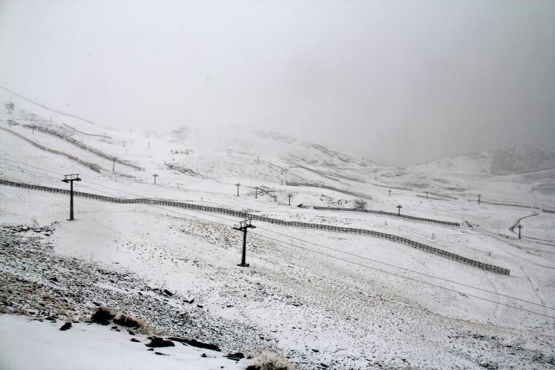 Sierra Nevada recibe la primera nevada de la temporada a un mes de su apertura