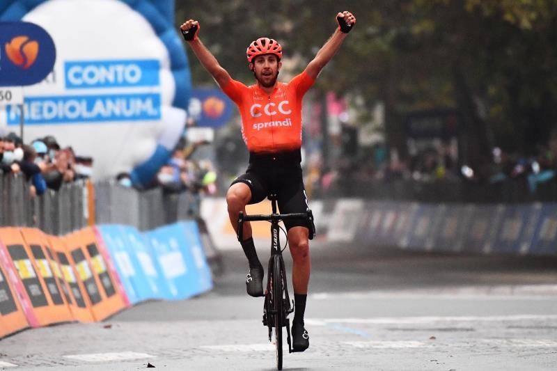 Josef Cerny gana en Asti la etapa de la rebelión del pelotón