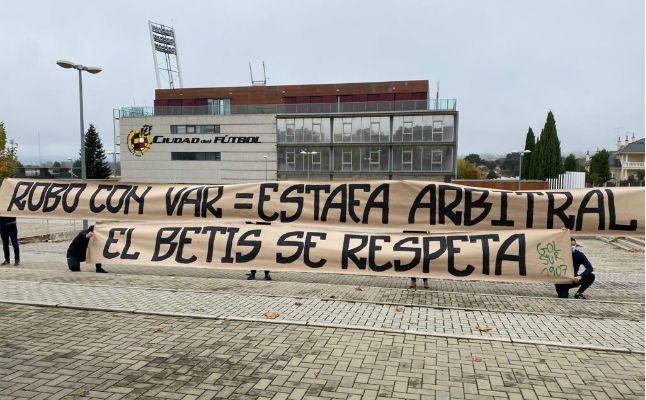 Protesta de la afición bética en la sede de la RFEF por el arbitraje ante la Real Sociedad