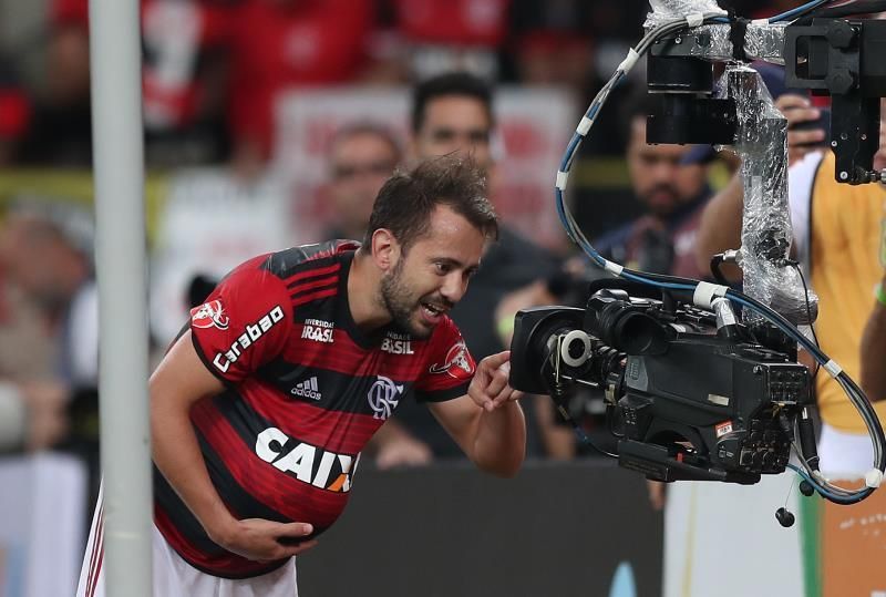Flamengo rescata un empate y el liderato con Internacional sigue dividido en Brasil