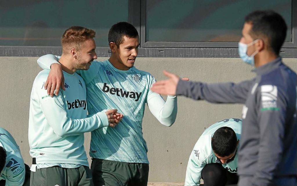 Loren toma la delantera en el Betis