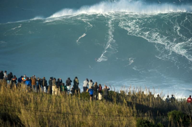 Las olas gigantes de Nazaré desafían a la covid-19