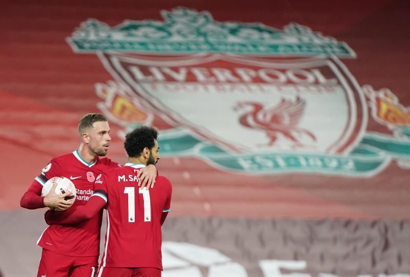 Salah y Jota remontan un gol de Fornals y ponen líder al Liverpool