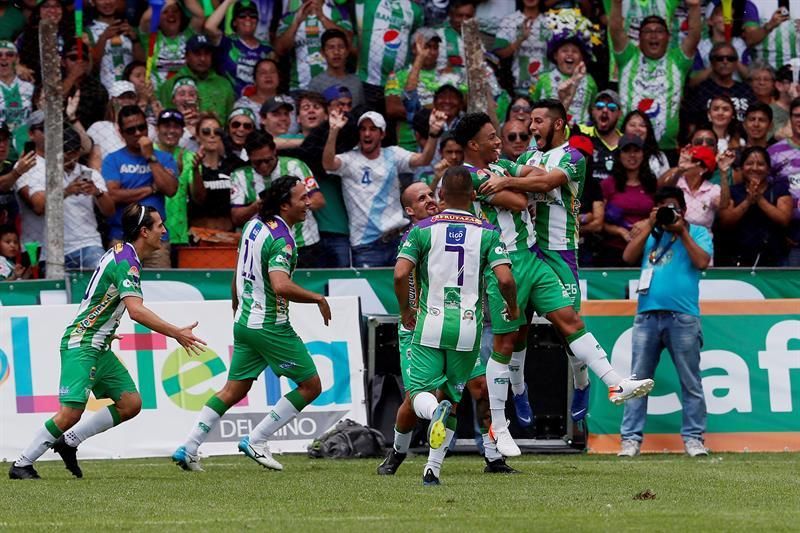 El Antigua desaprovecha los goles del argentino Aguilar y del tico Martínez