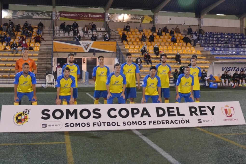 El técnico del Tomares se decanta entre Betis y Sevilla FC, pero sorprende al 'pedir' un rival para la Copa