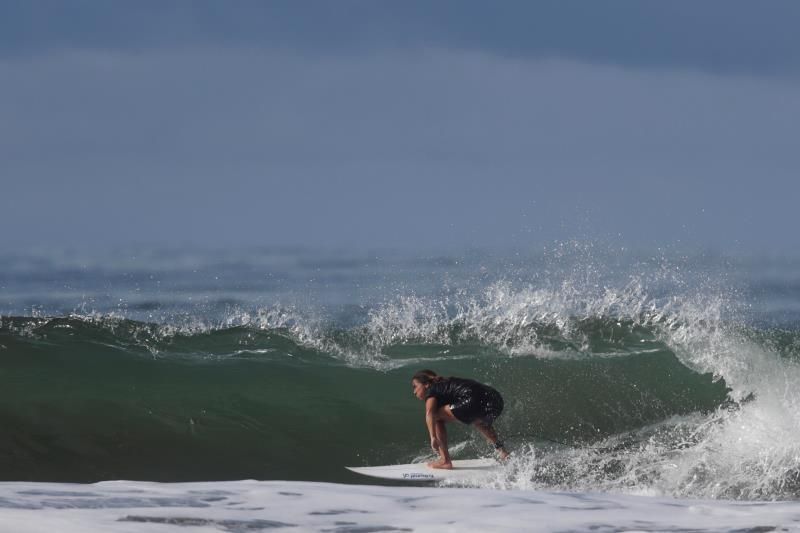 Dos campeonas de surf buscan la ola perfecta en Panamá camino a Tokio 2020