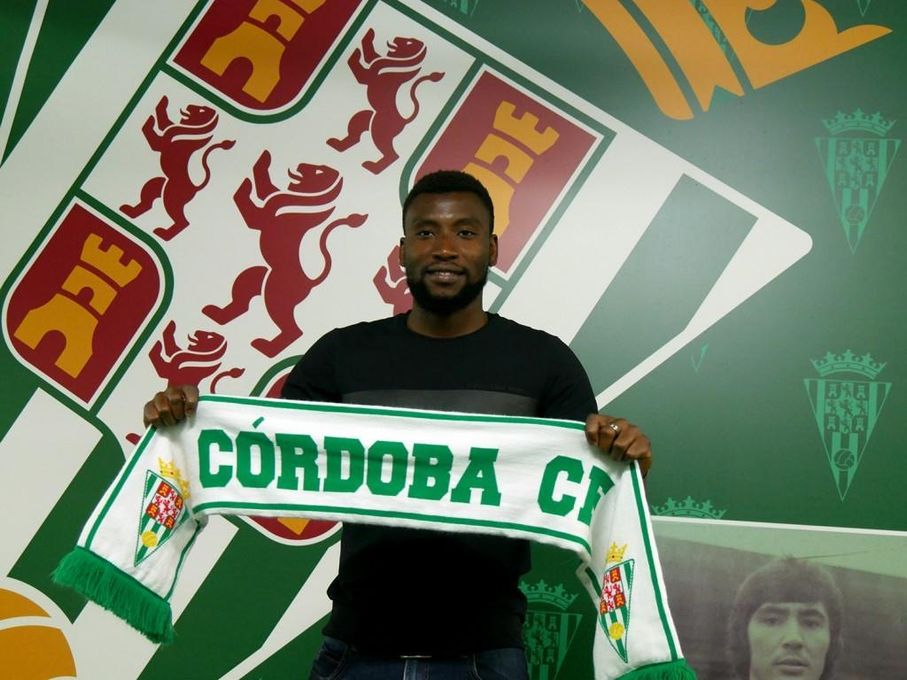 El Córdoba CF expedienta a un jugador por vestir ropa del Sevilla FC