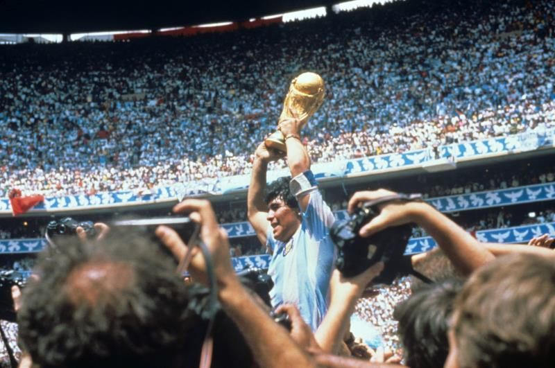 Maradona, el fútbol y la pelota que no se manchó