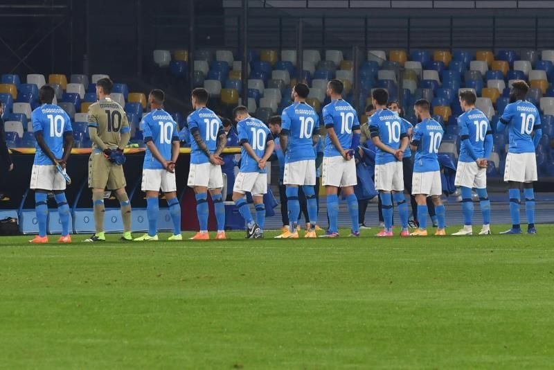 Jugadores y cuerpo técnico del Nápoles saltan al campo con la 10 de Maradona