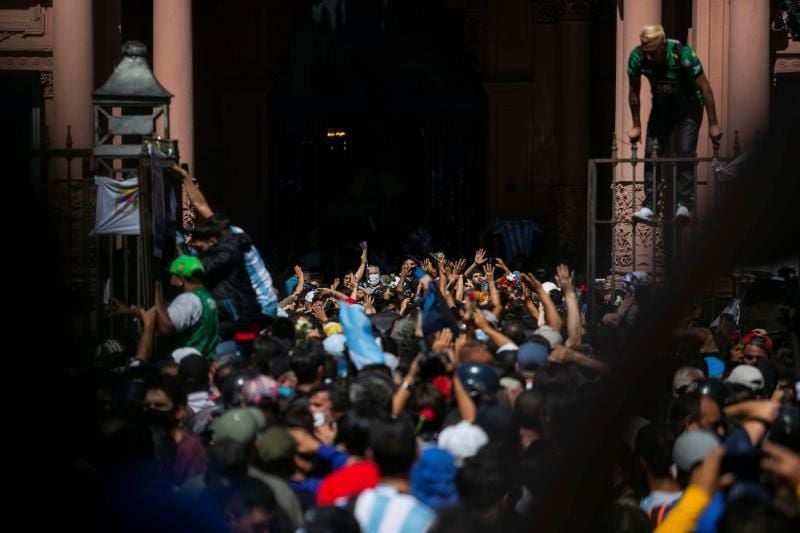 La Policía registra bienes de las personas que se sacaron fotos con Maradona muerto