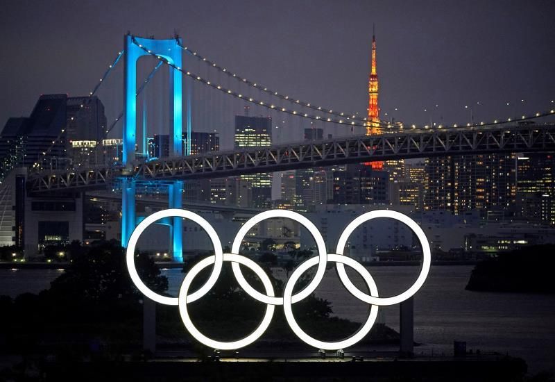 Los anillos olímpicos vuelven a la bahía de Tokio tras su mantenimiento
