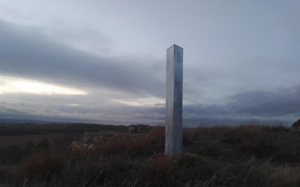 Un 'monolito espacial' también aparece en España