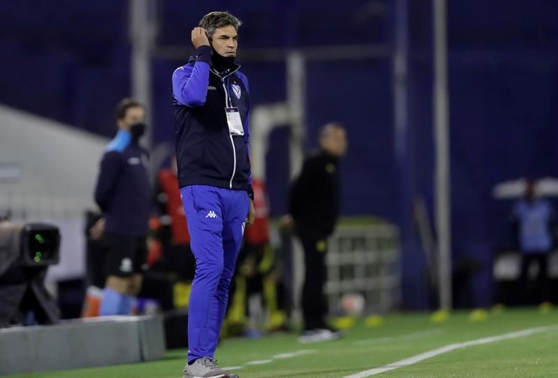 Un Vélez cruzado por el escándalo recibe a la Católica