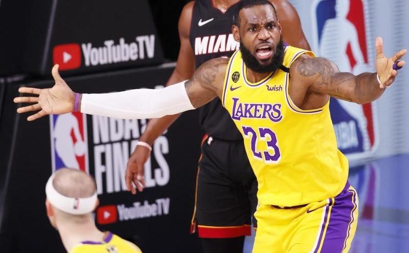 James admite que dos años más con los Lakers le dan opción de jugar con su hijo