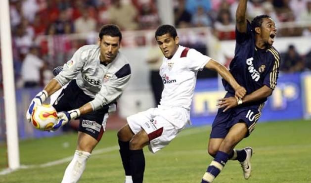 Cicinho 'frenó' la marcha de Dani Alves del Sevilla