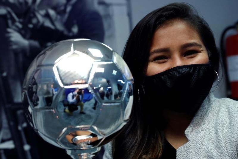 Leicy Santos recibe el Trofeo EFE como jugadora latinoamericana más valiosa