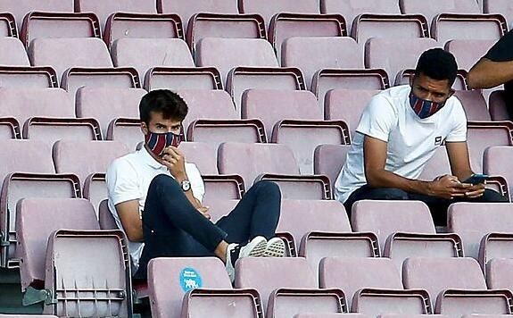 Riqui Puig no quiere salir, pero Koeman le empuja: "Eres un filtrador"