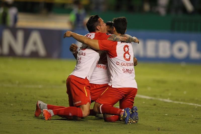 América de Cali recibe a Santa Fe en la ida de una inédita final de la Liga