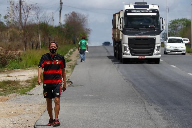 "Dios me dio dos piernas y salud", dice el hincha brasileño que camina 64 km