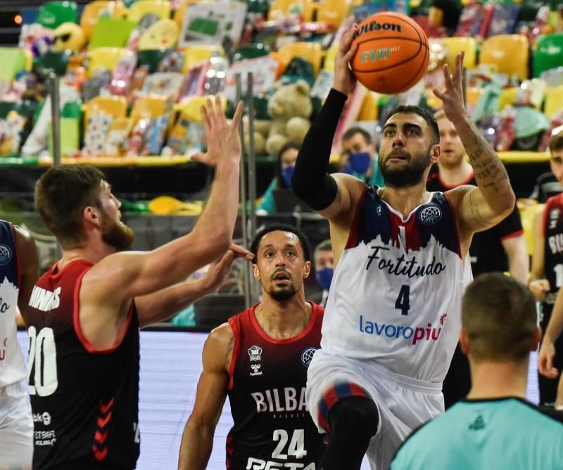 82-54. El Bilbao Basket arrolla al Fortitudo y recupera sus opciones