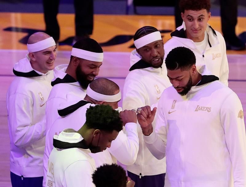 Los Lakers reciben sus anillos de campeones