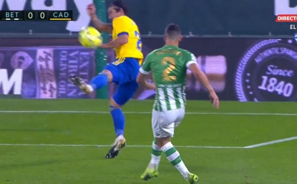 El karma mitiga el enésimo agravio arbitral contra el Betis