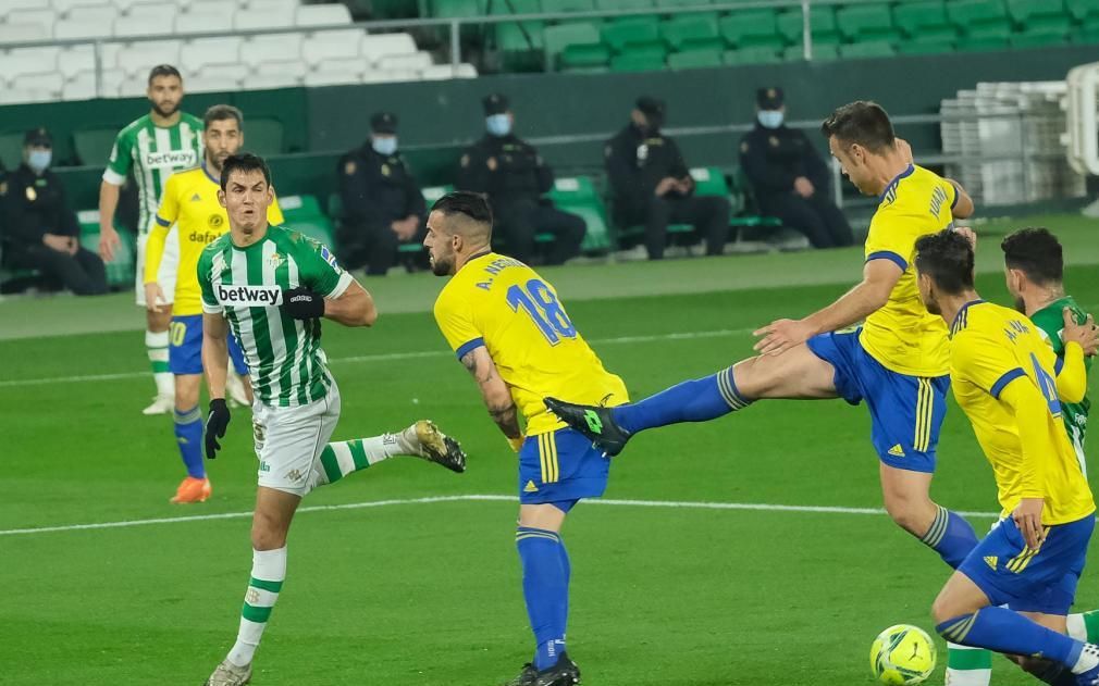 Refuerzos en defensa, prioridad bética para enero