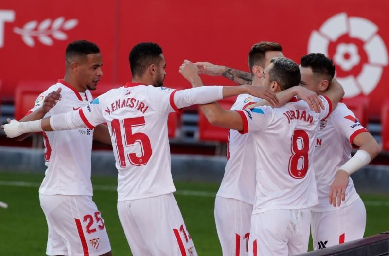 2-0. Un efectivo Sevilla le gana el pulso por la 'Champions' al Villarreal