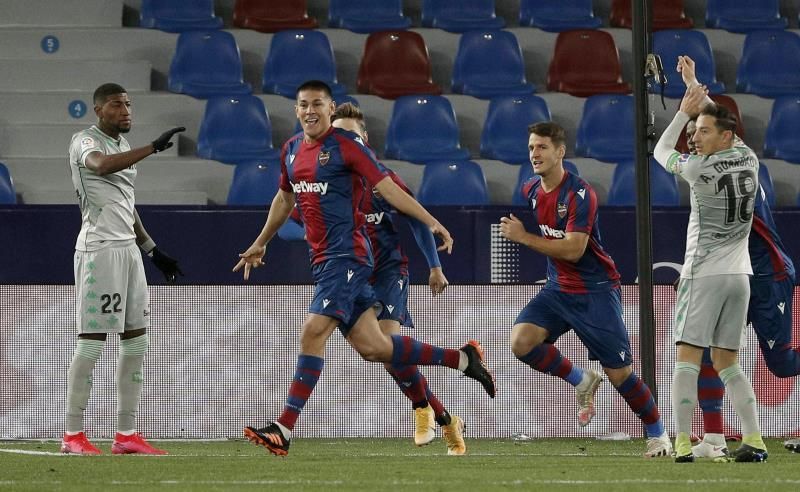 4-3. El Levante pasó de la goleada a pedir la hora ante el Betis