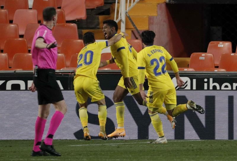 1-1. Maxi salva al Valencia ante el Cádiz de Choco Lozano