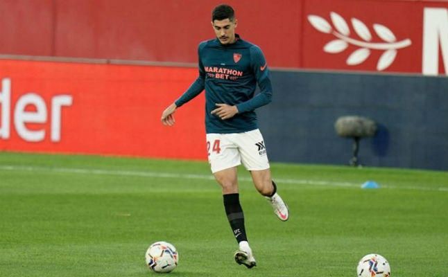 El Sevilla pone en el mercado a Carlos Fernández y estudiará ofertas por él