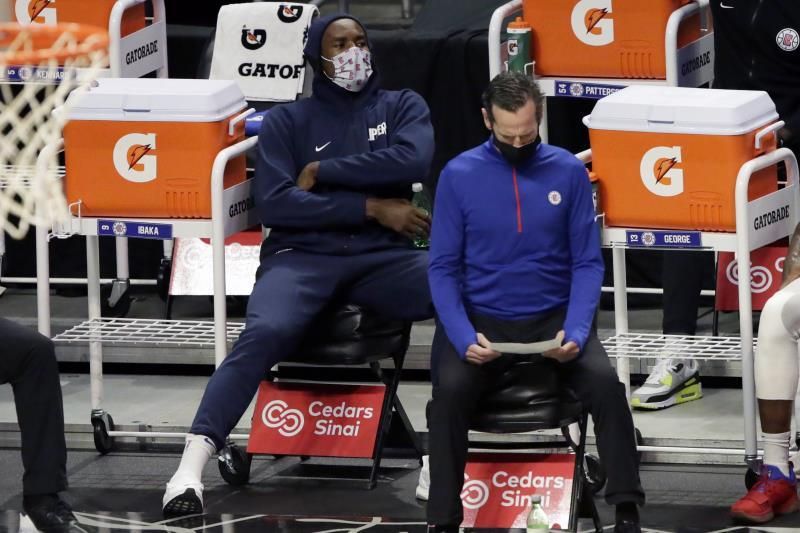 La NBA exige a los jugadores usar mascarilla todo el tiempo antes de salir al campo