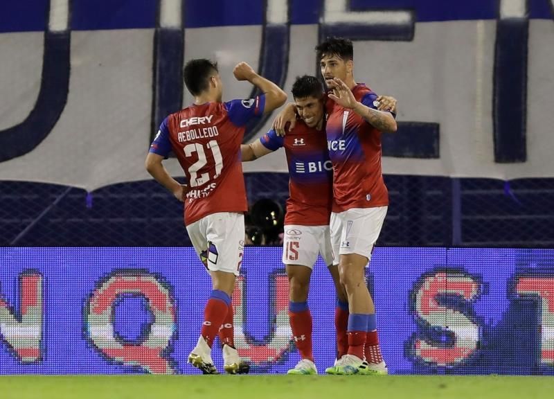 Universidad Católica vuelve al triunfo y se mantiene como líder del torneo