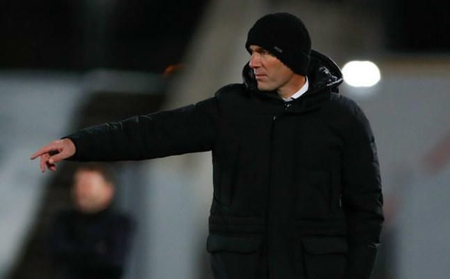 Zidane no dirige el entrenamiento y se halla aislado tras estar en contacto con un positivo