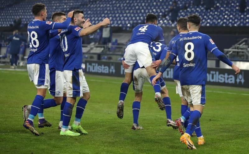 El Schalke resucita con goleada y sale del sótano de la Bundesliga