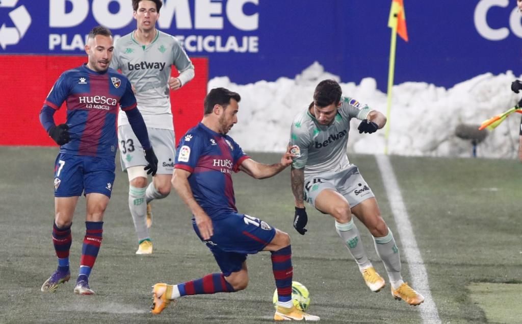 SD Huesca 0-2 Real Betis: Gana en el frío para entrar en zona templada