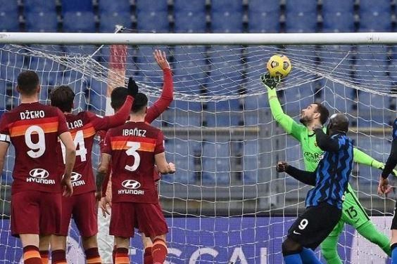 El cambio de estatus de Pau López en la Roma y su futuro en este mercado