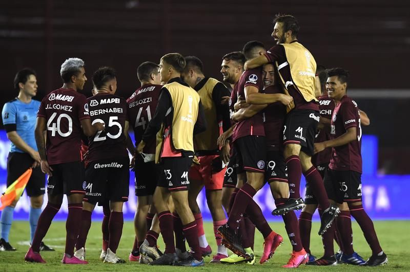 3-0. Lanús golea a Vélez Sarsfield y se mete en la final de la Sudamericana