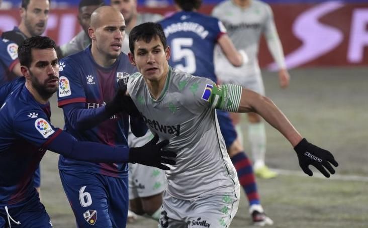 El último esfuerzo del Betis por renovar a Mandi