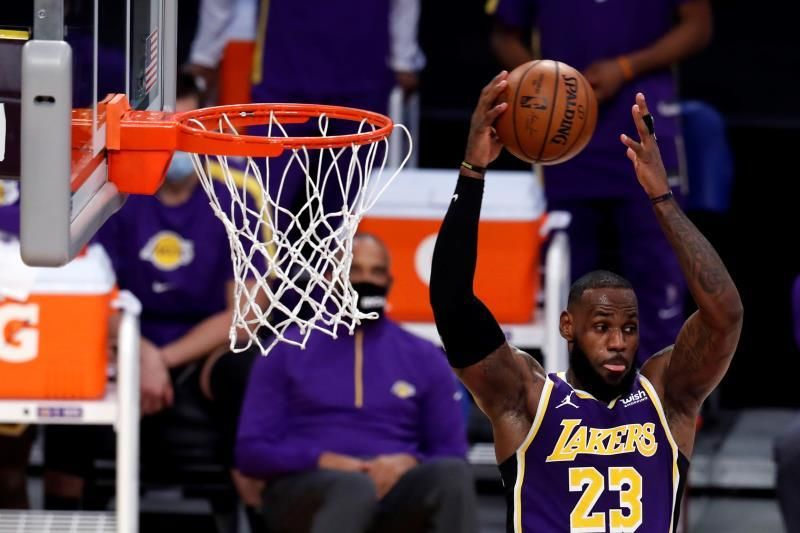 LeBron James rescata a los Lakers frente a unos correosos Pelicans