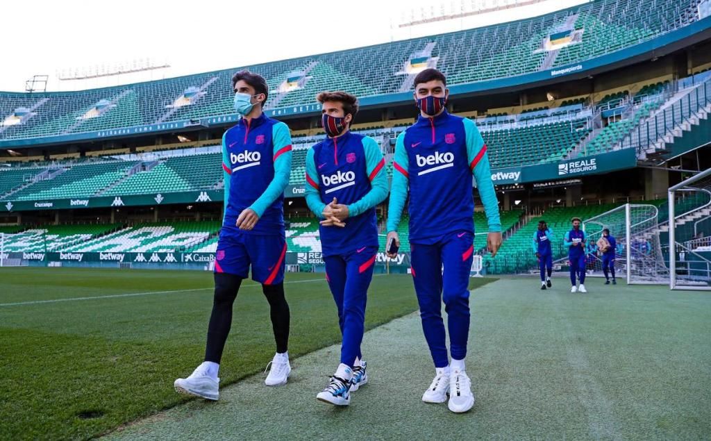 El desengaño del barcelonista Riqui Puig en el estadio del Betis