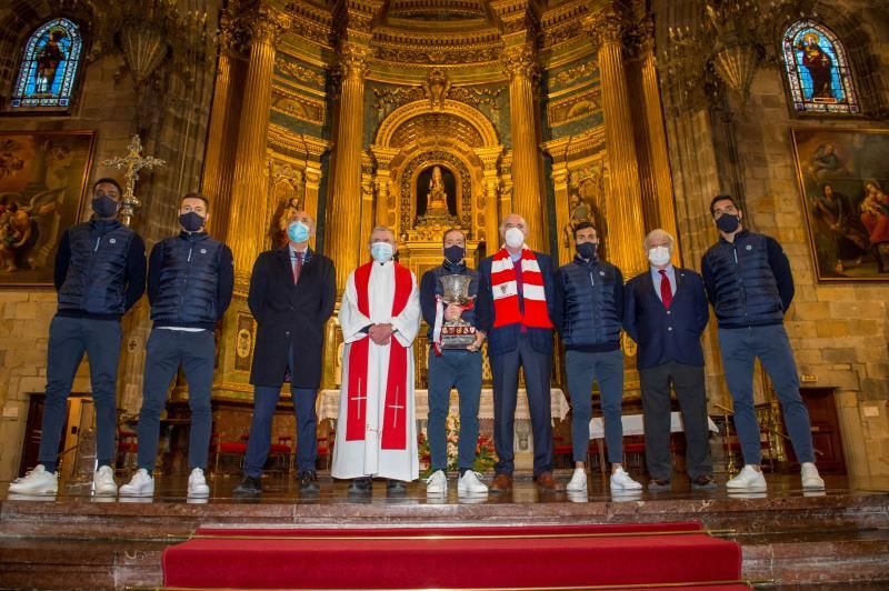 El Athletic ofrece la Supercopa a la 'Amatxu' en la Basílica de Begoña