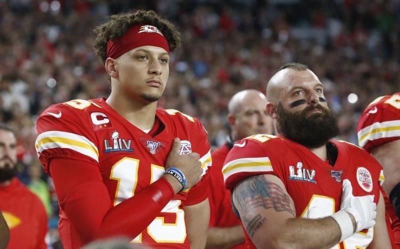 Mahomes sigue en protocolo de conmoción pero está recuperándose