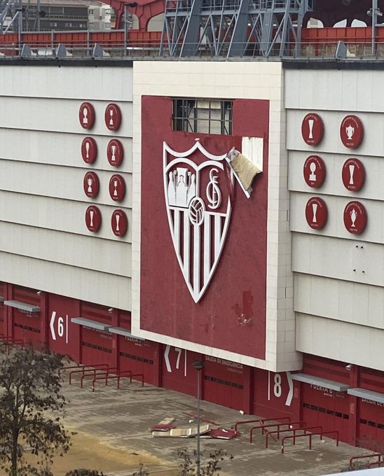 Se desprende parte de la fachada del Sánchez-Pizjuán