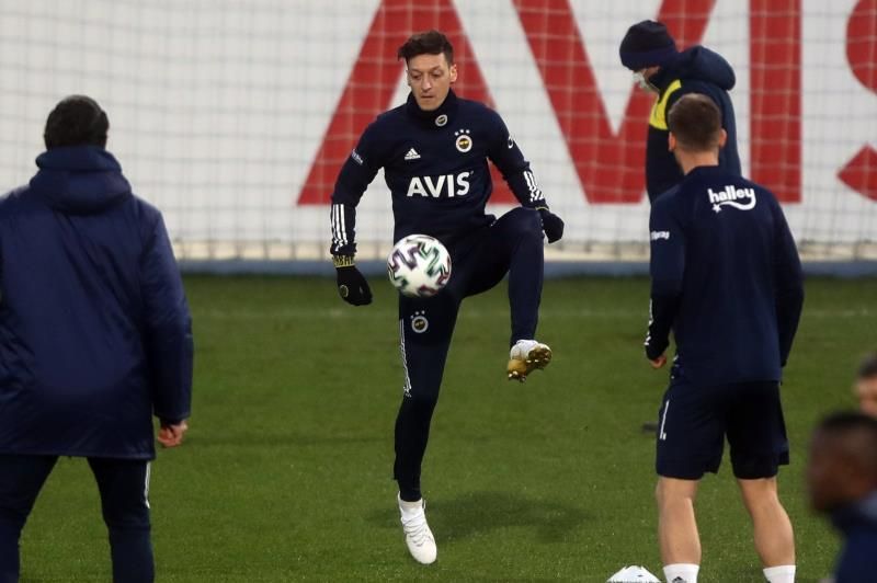 Mesut Özil firma con el Fenerbahçe