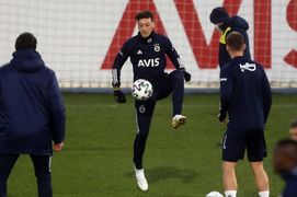 Mesut Özil firma con el Fenerbahçe