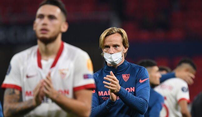 Los posibles afectados por la llegada del Papu al Sevilla: Rakitic, Jordán, Ocampos...